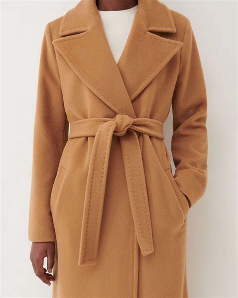 cappotto di visone con spacchi laterali fendi|Moda Cappotti 2022: il cappotto beige di Fendi .